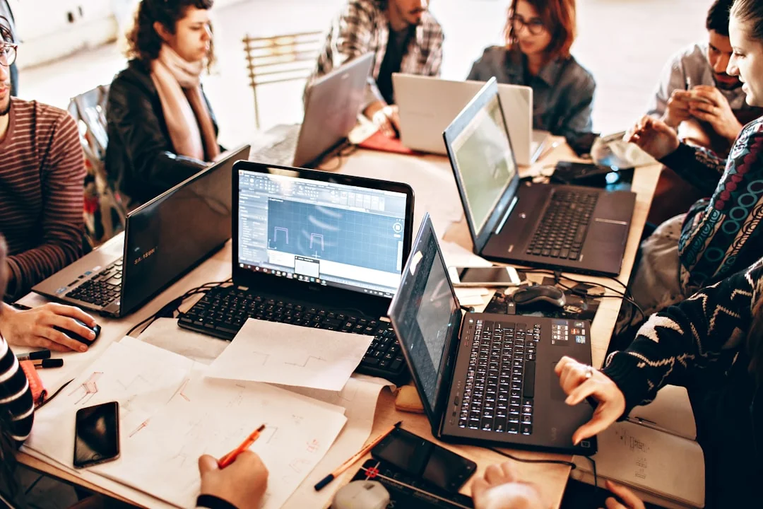 Des blocs en bois formant SEO sur le clavier d’un ordinateur portable illustrent les notions de marketing digital.